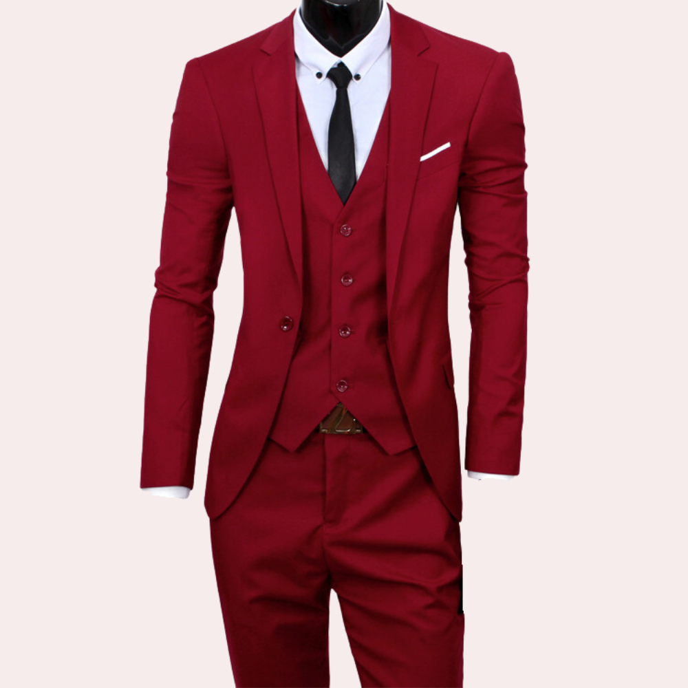Roter Herrenanzug mit Weste, weißem Hemd und schwarzer Krawatte, elegantes Business-Outfit.