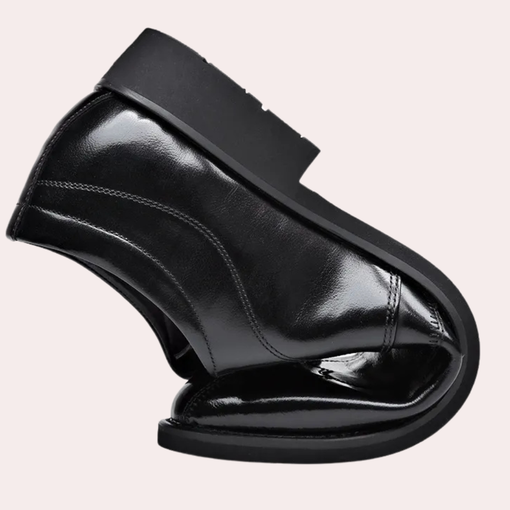 Schwarzer Lederstiefel mit glänzendem Finish und dicker Sohle, modisches Schuhdesign.