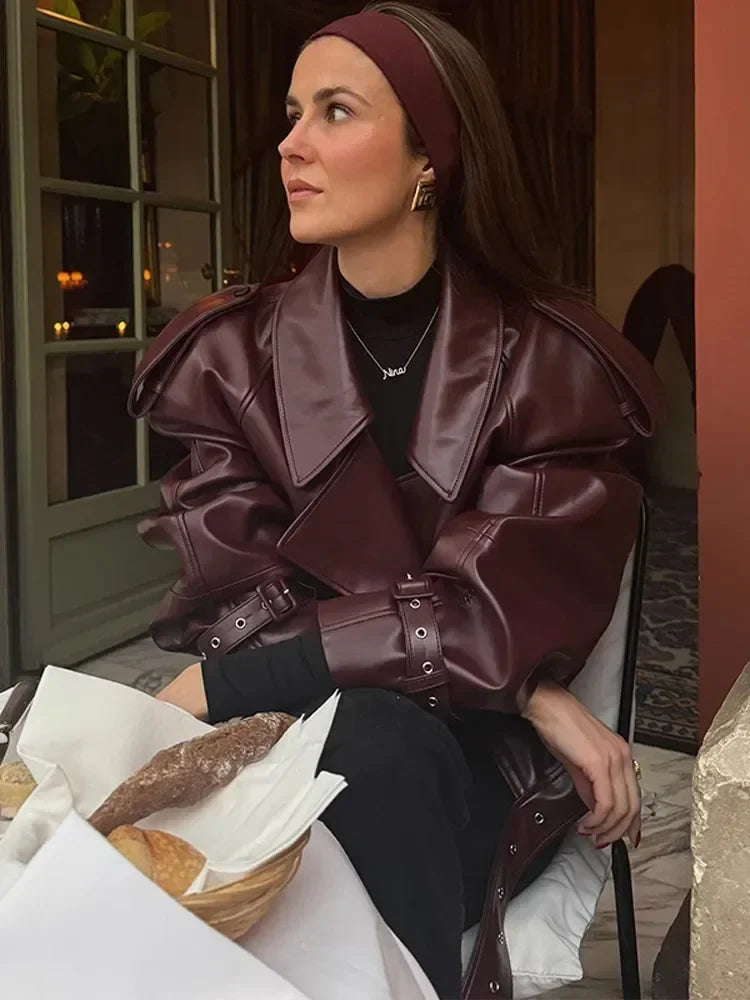 Kurze Damen Lederjacke in Kirschrot mit Reverskragen – Livana