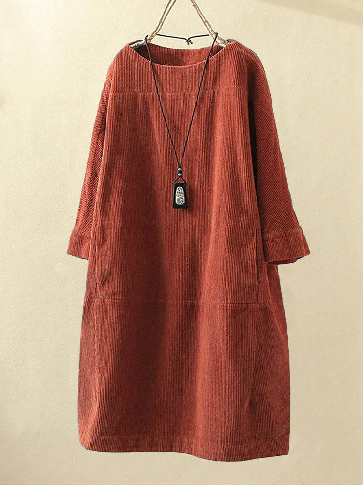 Rotes Cordkleid Damen, langärmelig, lässig, Herbstmode, mit schwarzer Halskette.
