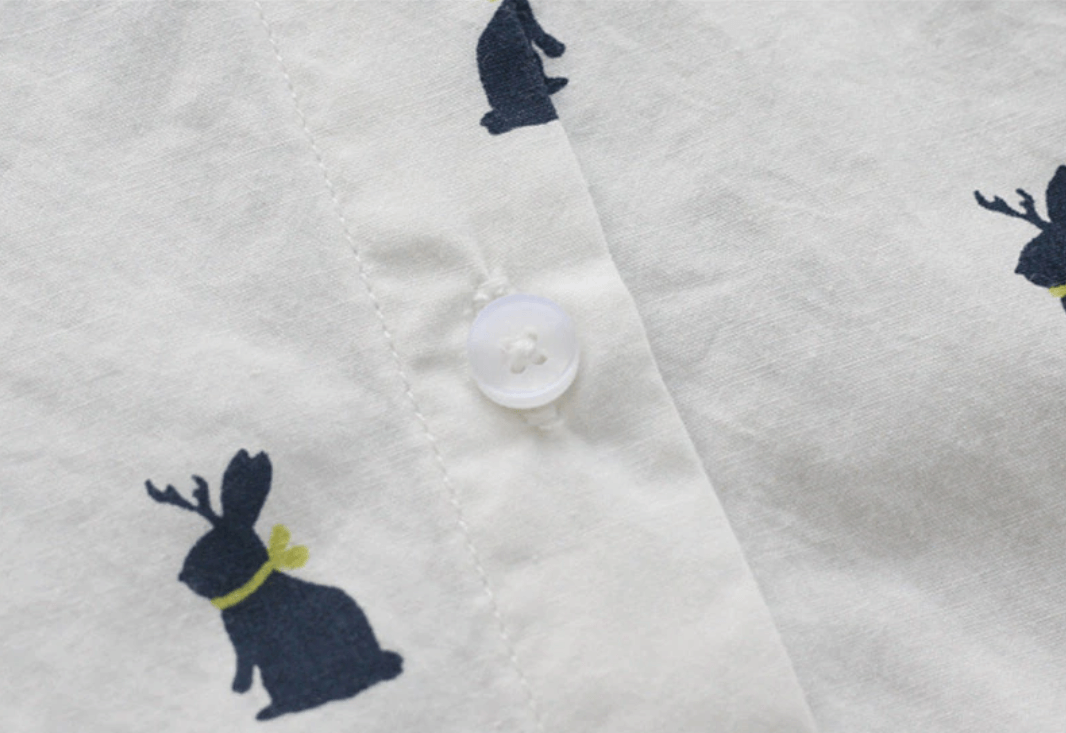 Verspieltes Shirtkleid mit Hasenprint und Reverskragen – Elina