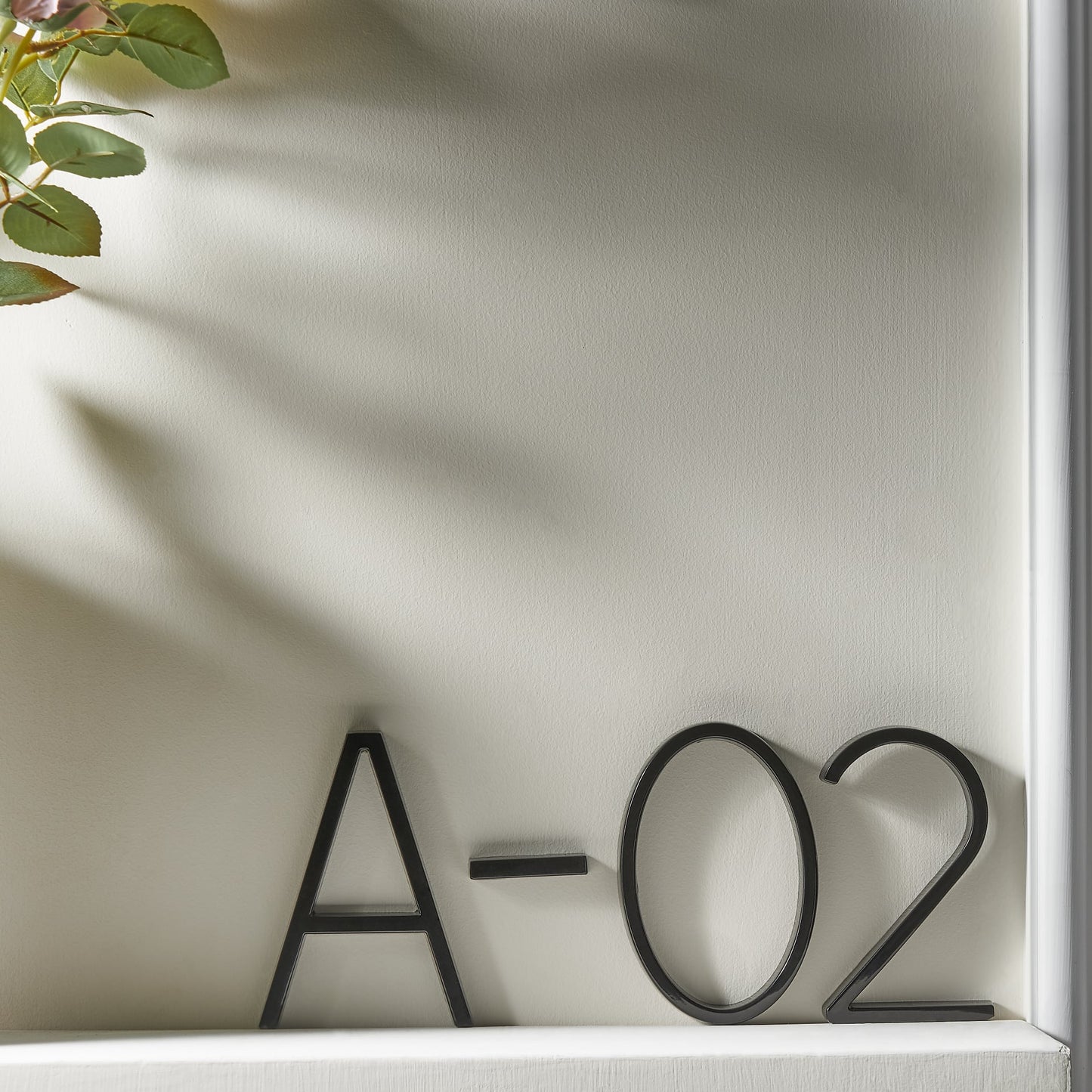 Moderne schwarze Hausnummern mit schwebendem Design – Numbré
