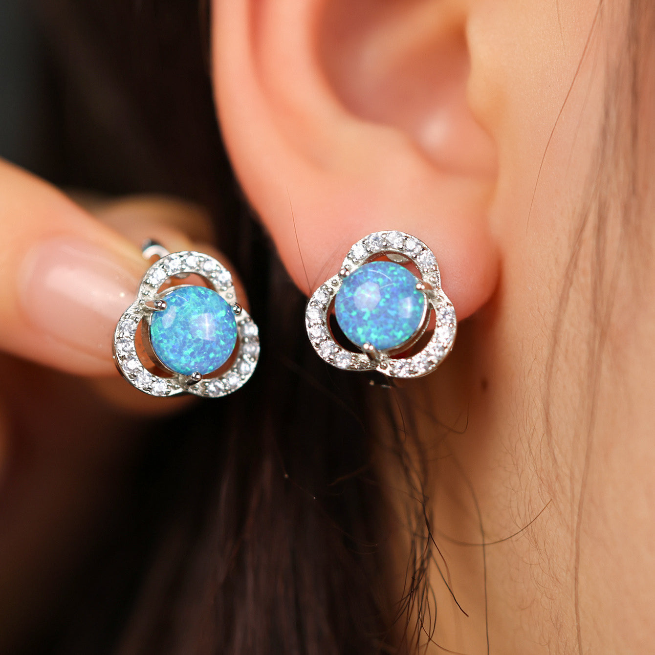 Weiße Opal- & Zirkonia-Kleeblatt-Ohrringe – Elena