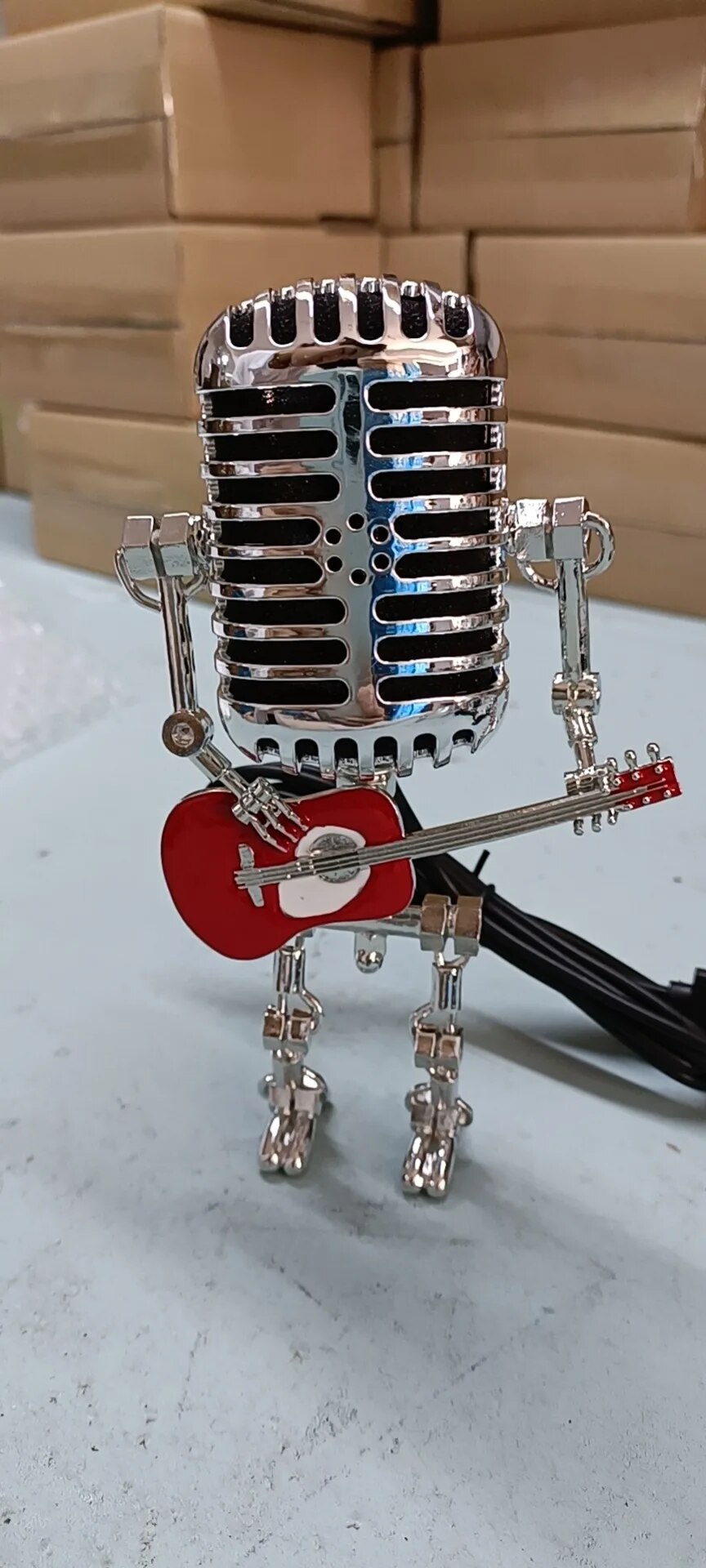 Dekorative Mikrofon-Roboterlampe mit Gitarre – Max