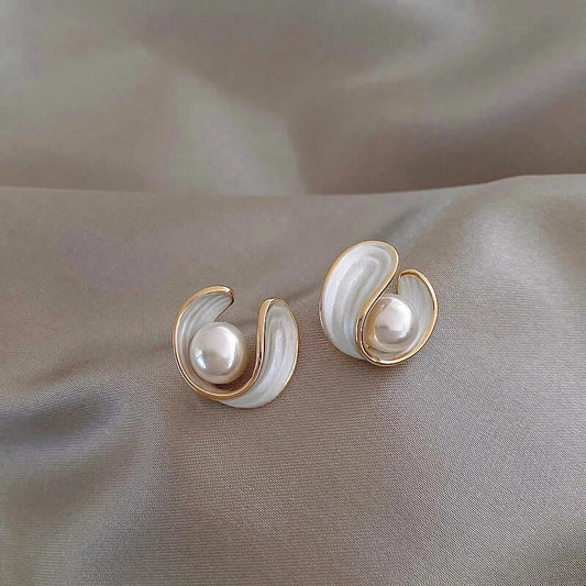 Luxuriöse Ohrringe mit Weißem Opal und Perle in Gold – Amara