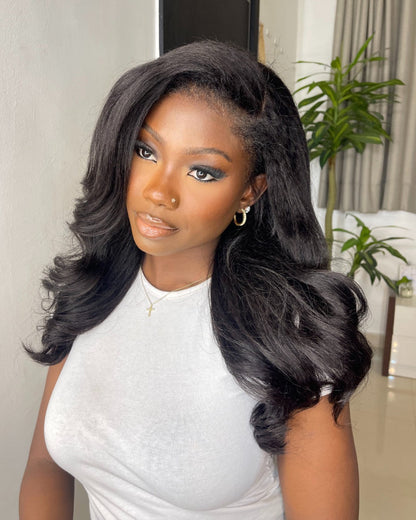 Schwarze HD Lace Perücke mit Body Wave & Lockenrand – Amara