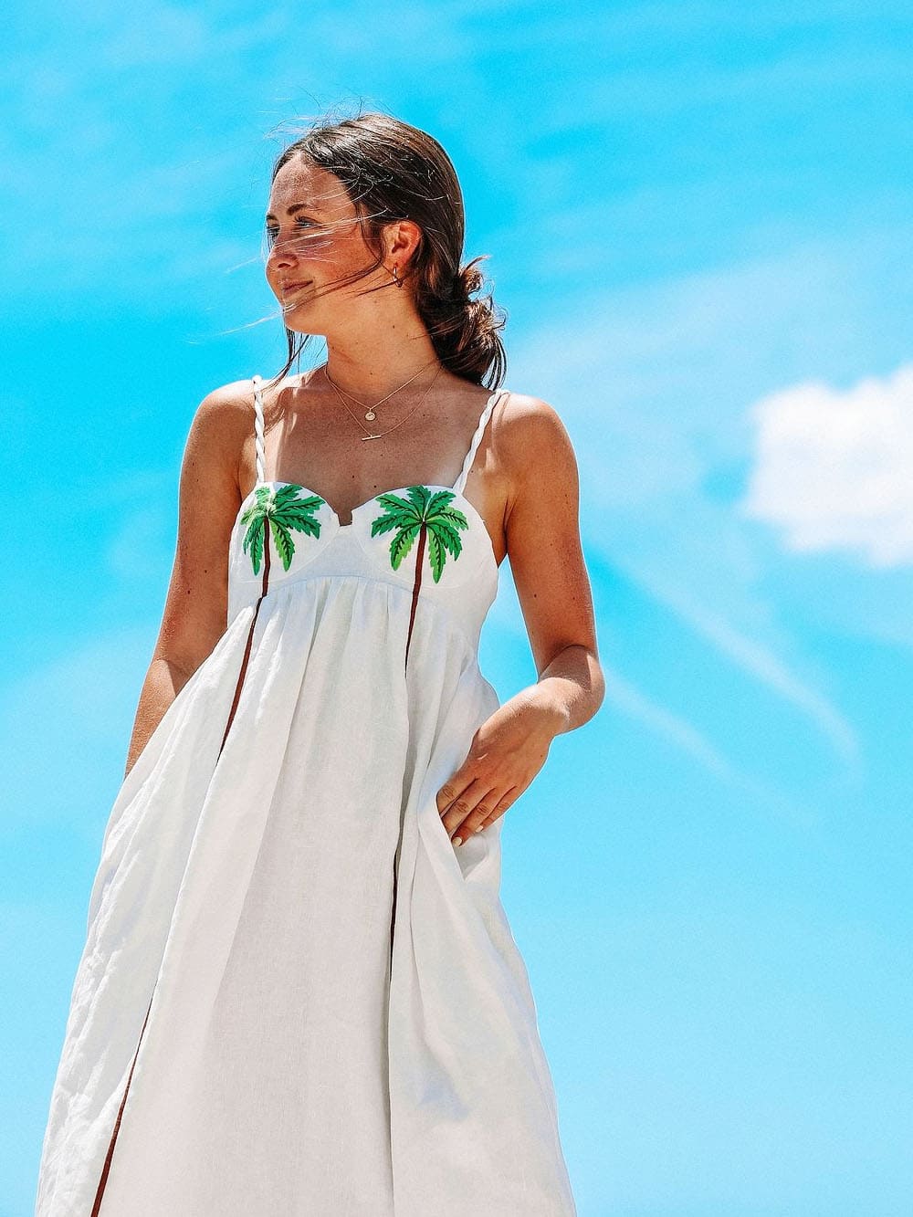 Trendiges Trägerkleid mit tropischem Palmenprint – Estelle