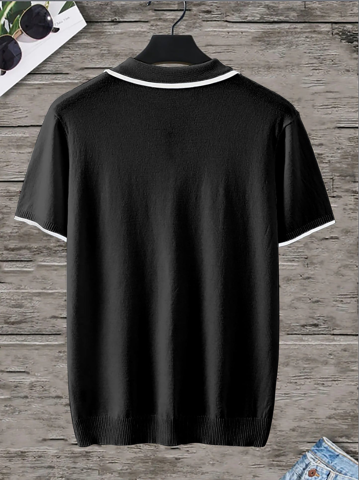 Schwarzes Polohemd aus Baumwolle, kurzärmelig, mit weißem Kragen, Herrenmode, elegant.