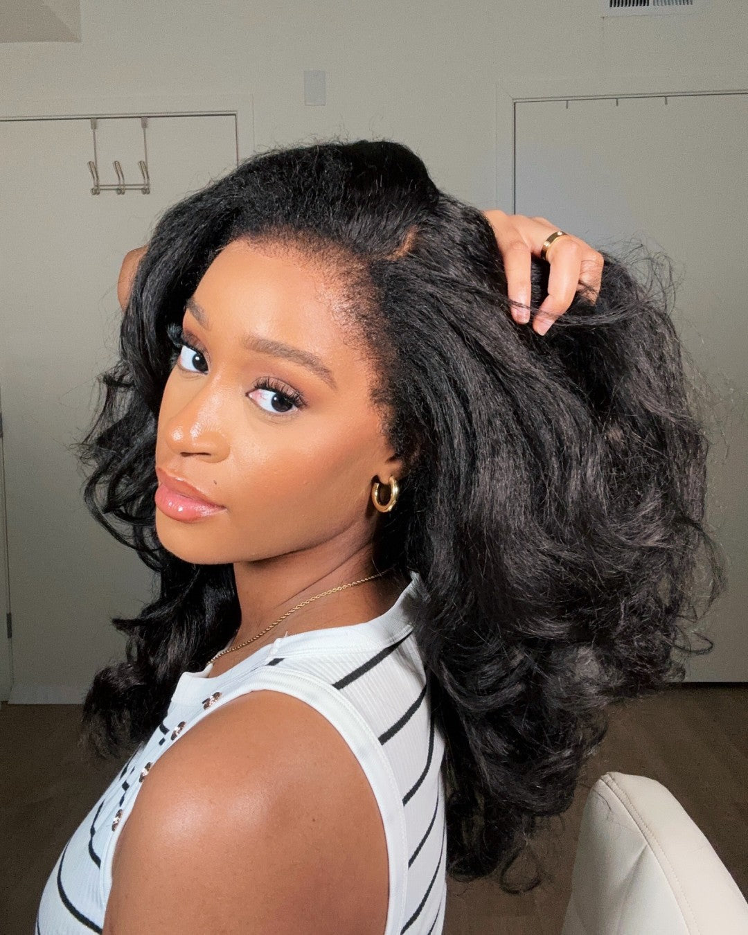 Schwarze HD Lace Perücke mit Body Wave & Lockenrand – Amara