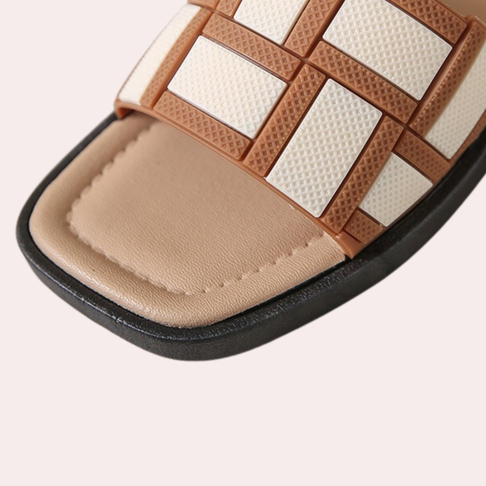 Beiger Sandale mit quadratischem Zehenriemen, Lederoptik, rutschfeste Sohle, Damenmode.