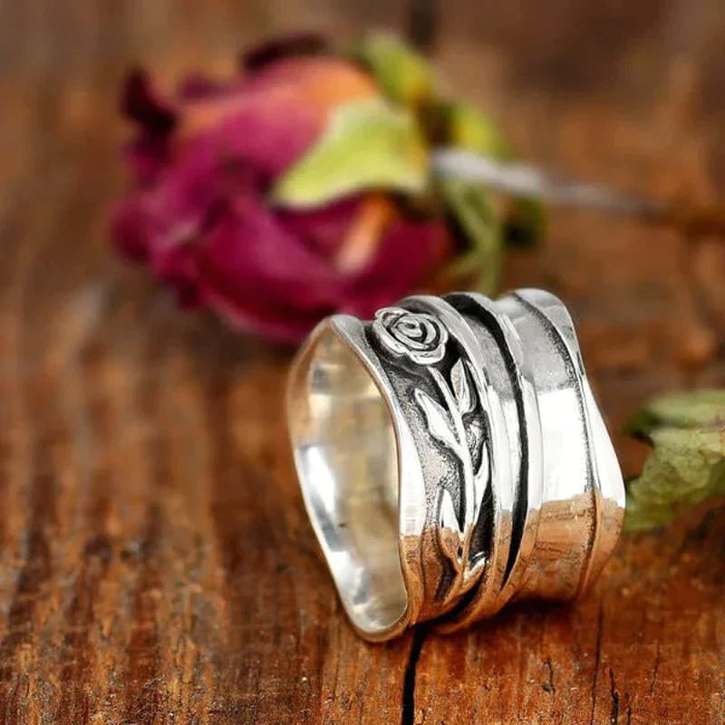 Handgefertigter Silberring mit Blumenmotiv - Lila