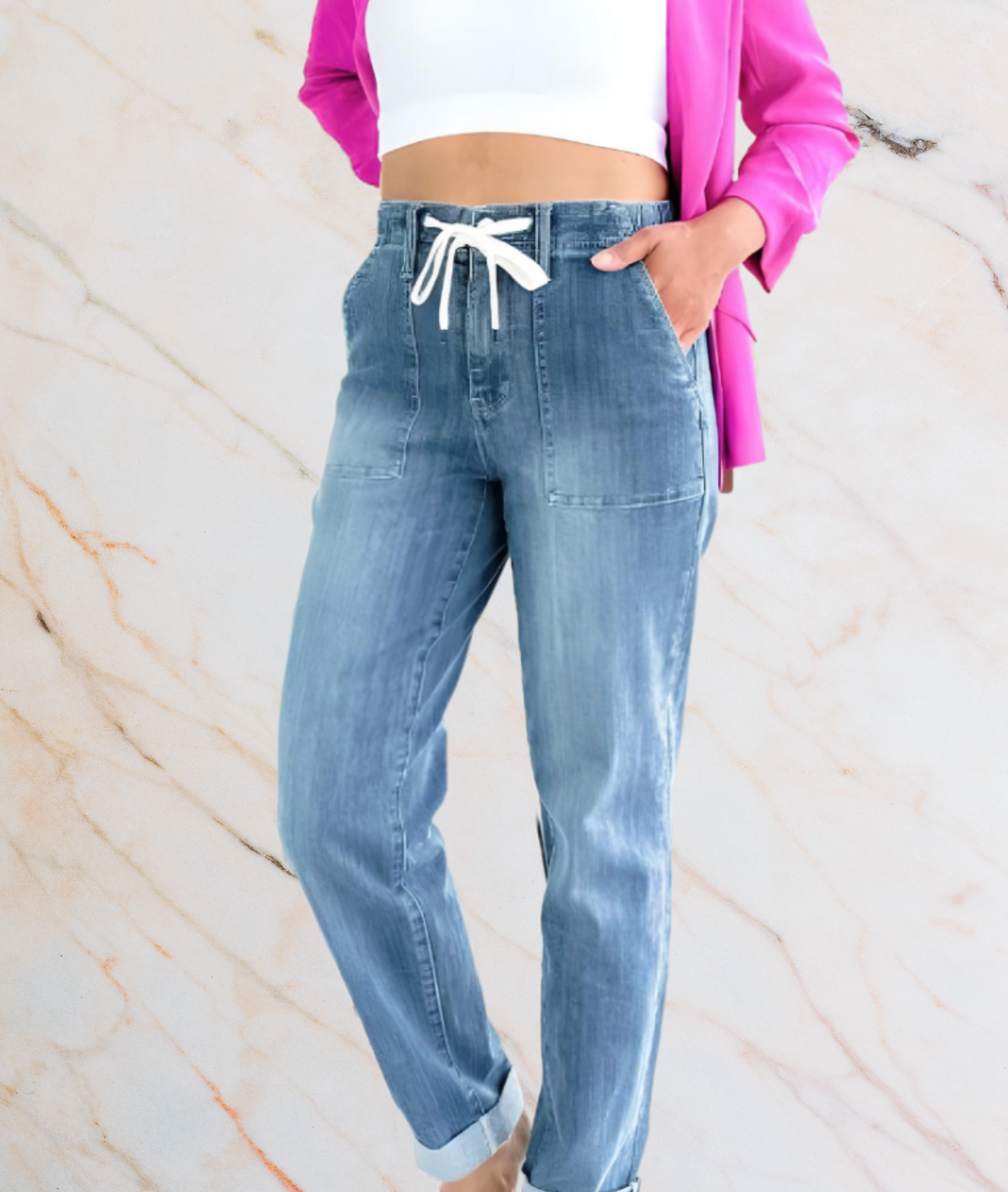 Ristie - Hoch taillierte Jeans mit weißem Bindeband und Länge oberhalb des Knöchels