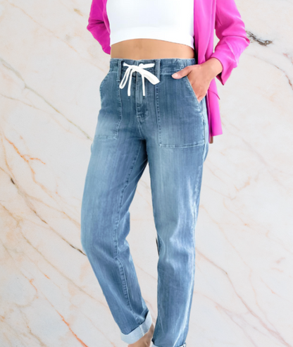 Ristie - Hoch taillierte Jeans mit weißem Bindeband und Länge oberhalb des Knöchels