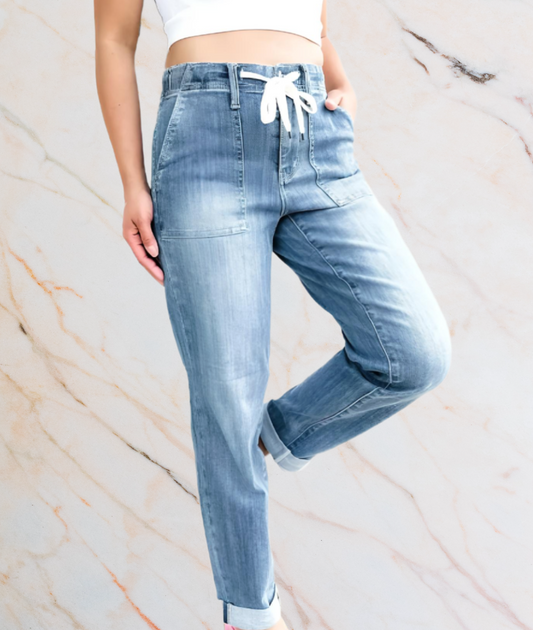 Ristie - Hoch taillierte Jeans mit weißem Bindeband und Länge oberhalb des Knöchels