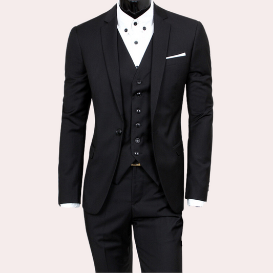 Schwarzer Herrenanzug mit Weste, weißem Hemd und Einstecktuch, elegantes Business-Outfit.