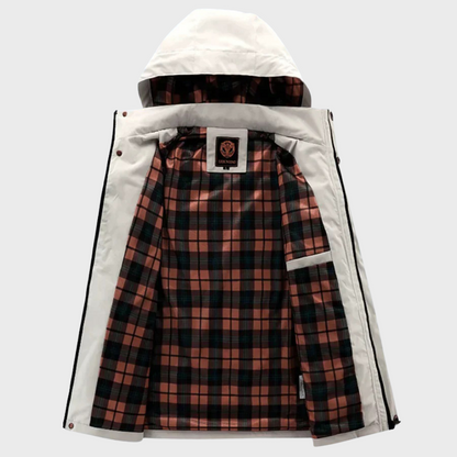 Weiße Herrenjacke mit Kapuze, kariertes Innenfutter, Wintermode, warm, stylisch.