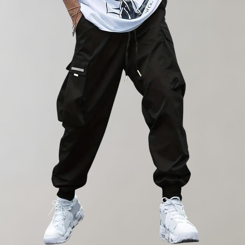 Schwarze Cargo-Jogginghose für Herren, lässig, mit Taschen, Streetwear-Stil.