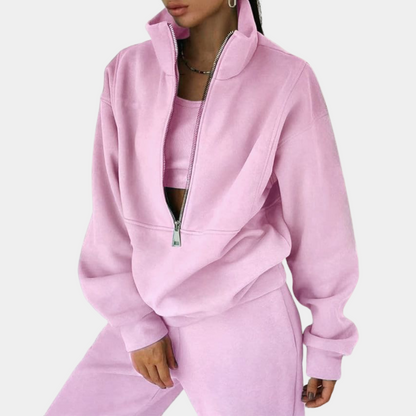 Frau in rosa Trainingsanzug, Reißverschluss, sportlich, bequem, Freizeitmode, Damenbekleidung.