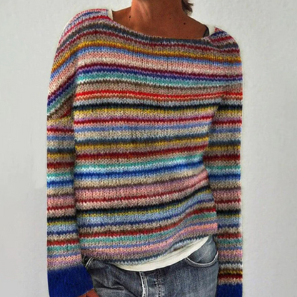 Frau trägt bunten gestreiften Pullover, lässig, Strickmode, Herbst-Winter, modisch.