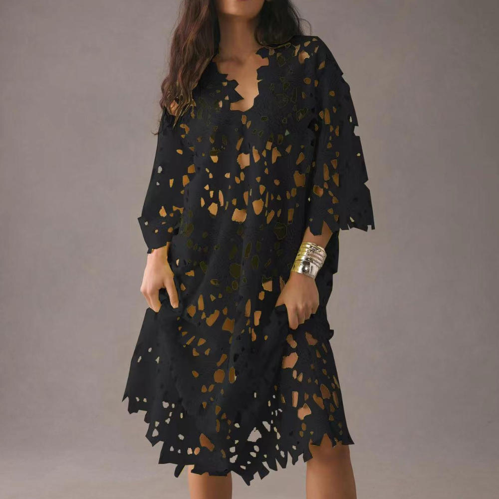 Schwarzes Damenkleid mit Lochmuster, V-Ausschnitt, knielang, modisch, elegant.