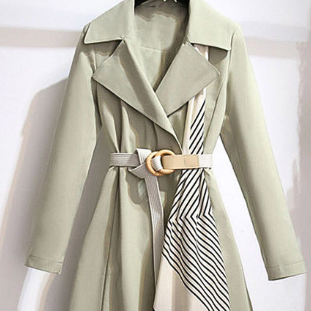 Hellgrüner Trenchcoat mit Gürtel, Streifenmuster, Damenmode, eleganter Mantel, Herbstkleidung.