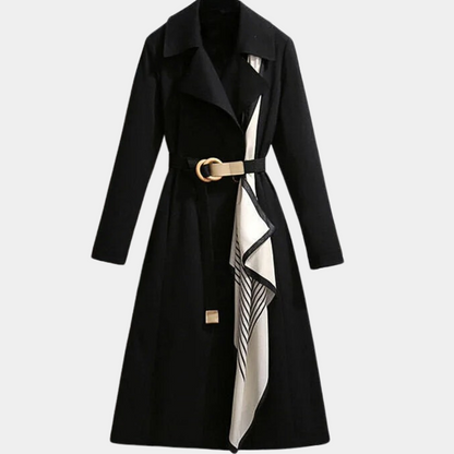 Schwarzer Damenmantel mit Gürtel und weißem Schal, elegantes Design, Herbstmode.