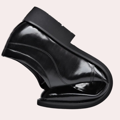 Schwarzer Lederstiefel mit glänzendem Finish und dicker Sohle, modisches Schuhdesign.