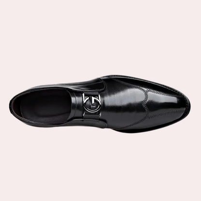 Schwarzer Lederschuh mit Schnalle, elegantes Design, Herrenschuh, hochwertige Verarbeitung.