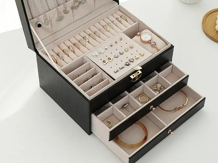 Schmuckbox mit mehreren Schichten und samtigem Innenraum – Maeva