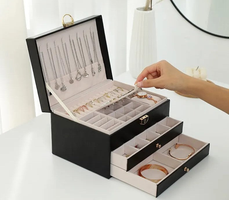 Schmuckbox mit mehreren Schichten und samtigem Innenraum – Maeva