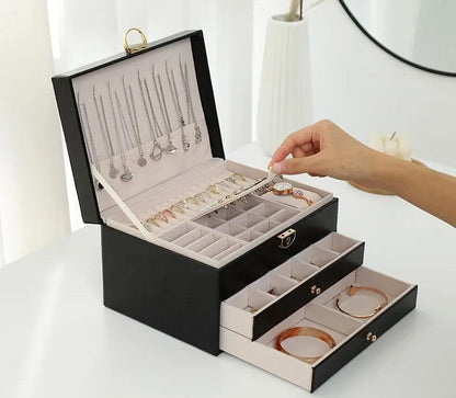 Schmuckbox mit mehreren Schichten und samtigem Innenraum – Maeva
