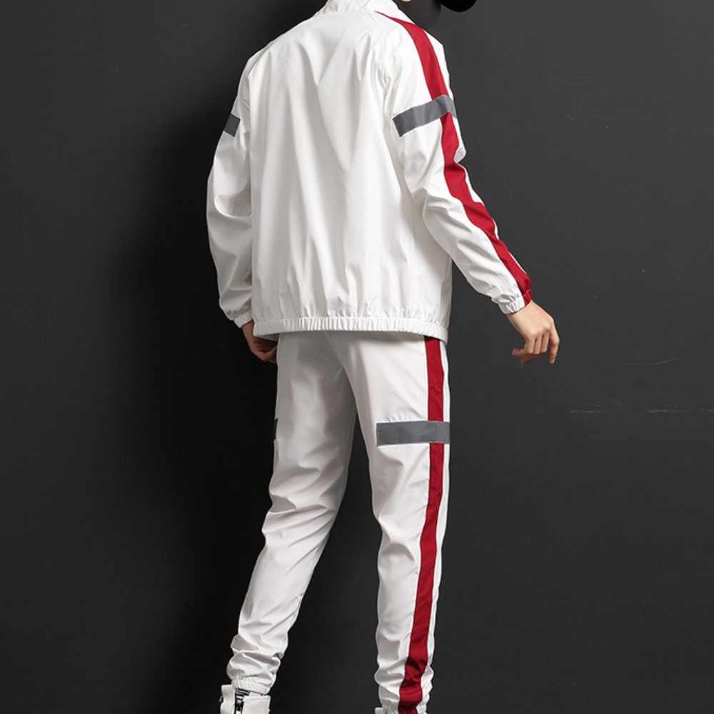 Weiße Trainingsanzug mit roten Streifen, Herrenmode, Sportbekleidung, Polyester, Rückansicht.