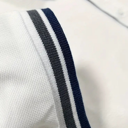 Weißes Polohemd mit blauen Streifen, Baumwolle, Nahaufnahme, Herrenmode, klassisches Design