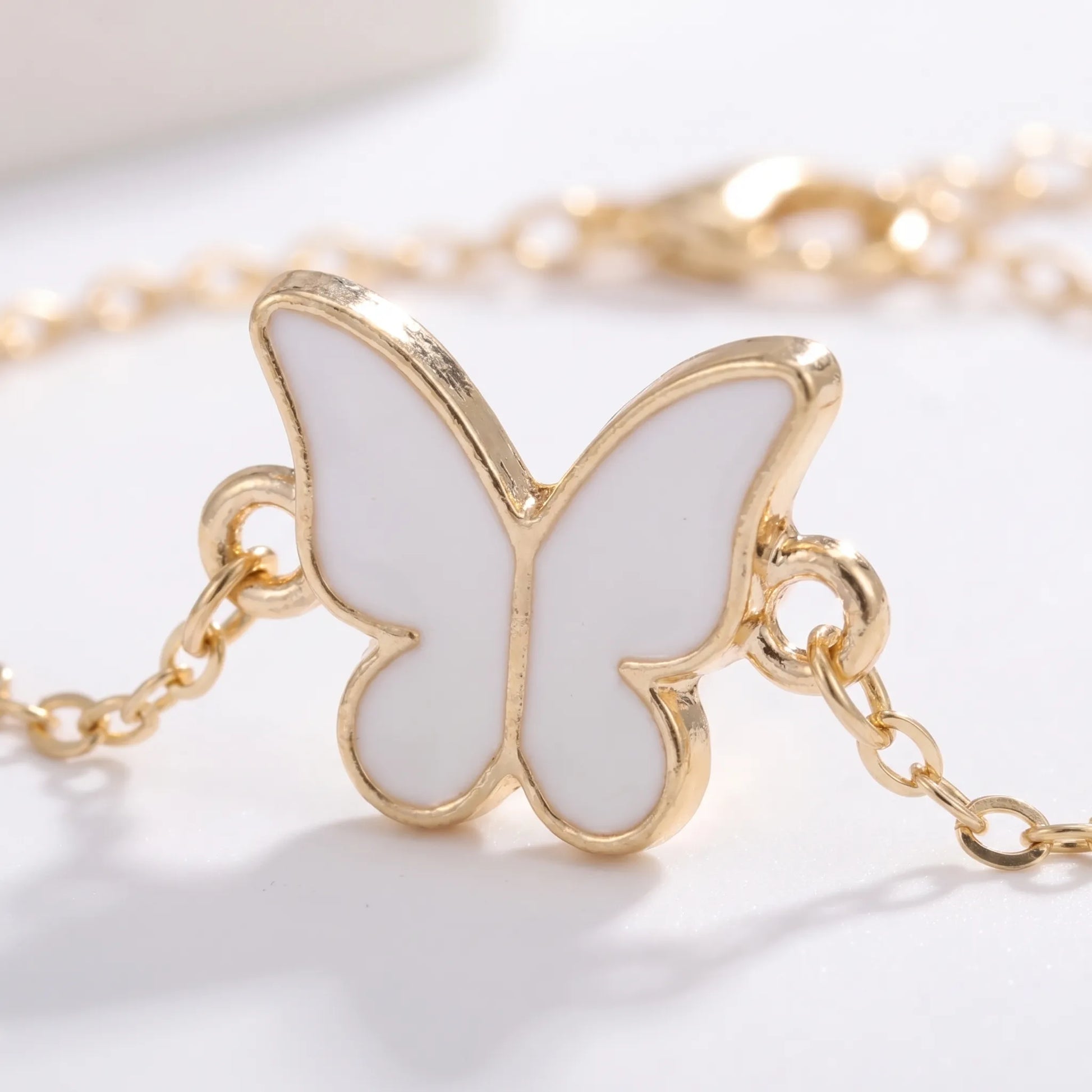 Feingliedrige Kette Mit Schmetterlingsanhänger - Maripell
