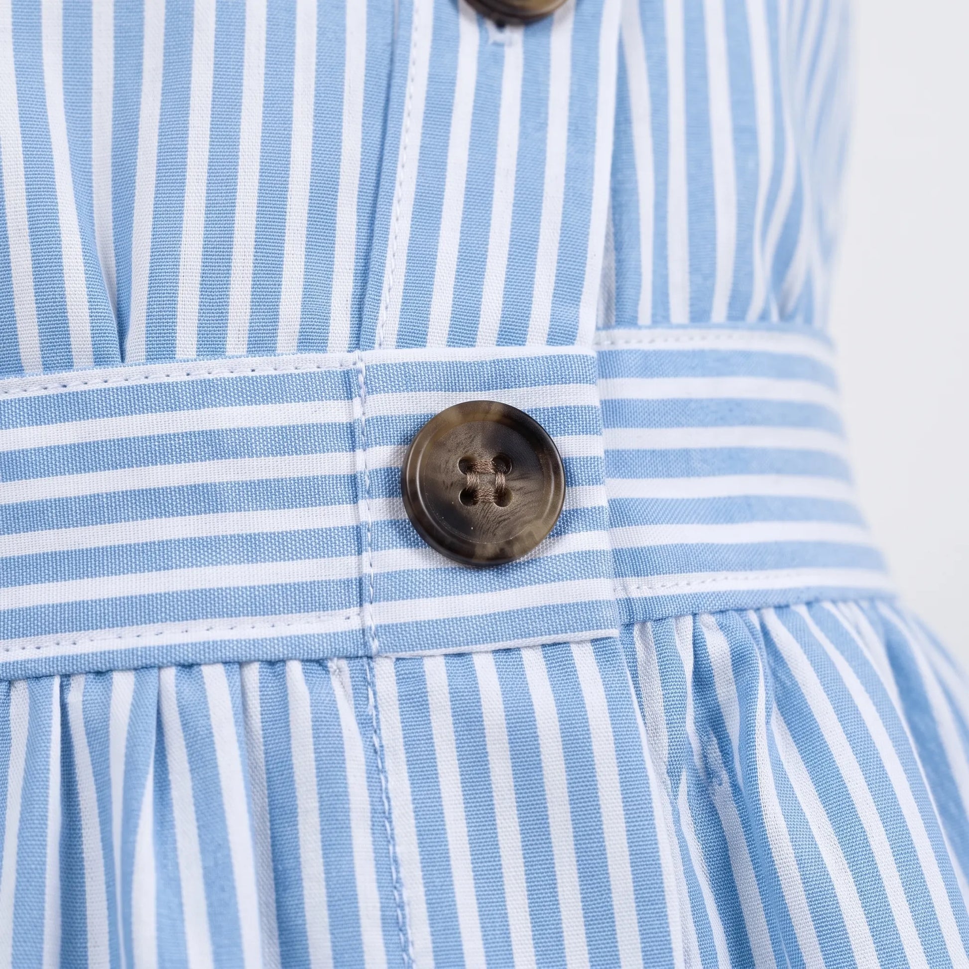 Gestreiftes Sommerkleid Hellblau Mit Flügelärmeln - Aerilys