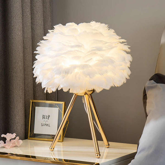 Dimmbare Tischlampe mit luxuriösen Federn – Pluma