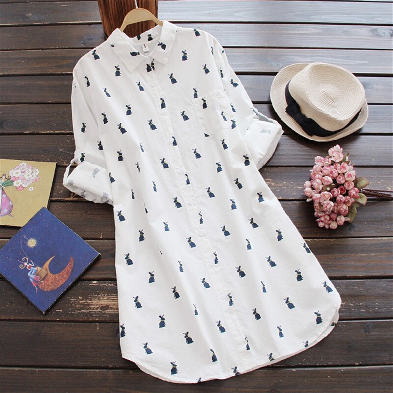 Verspieltes Shirtkleid mit Hasenprint und Reverskragen – Elina