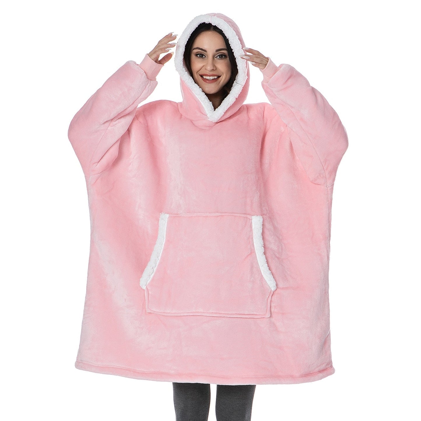 Frau in rosa Oversize-Kapuzenpullover, flauschig, gemütlich, mit Kängurutasche.