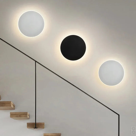 Moderne runde LED-Wandlampen, schwarz-weiß, minimalistisch, Treppenbeleuchtung, Innenbereich.