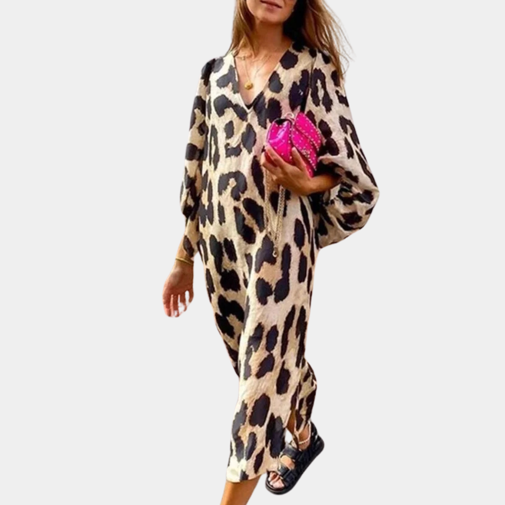 Frau in beige-schwarzem Leopardenkleid, trägt pinke Tasche, modisch, elegant, lässiger Stil.