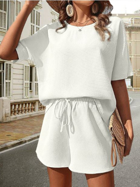 Leichte Damentagsmode mit Top und Shorts – Ninae
