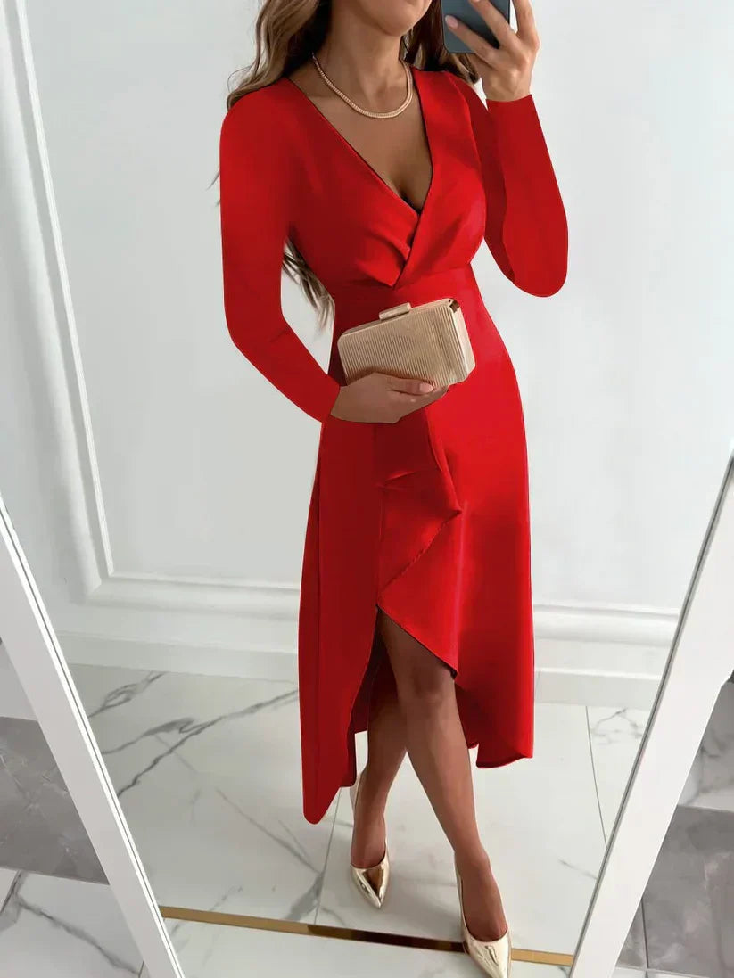 Frau im roten Wickelkleid mit Clutch und High Heels, elegantes Abendoutfit, Spiegelselfie.