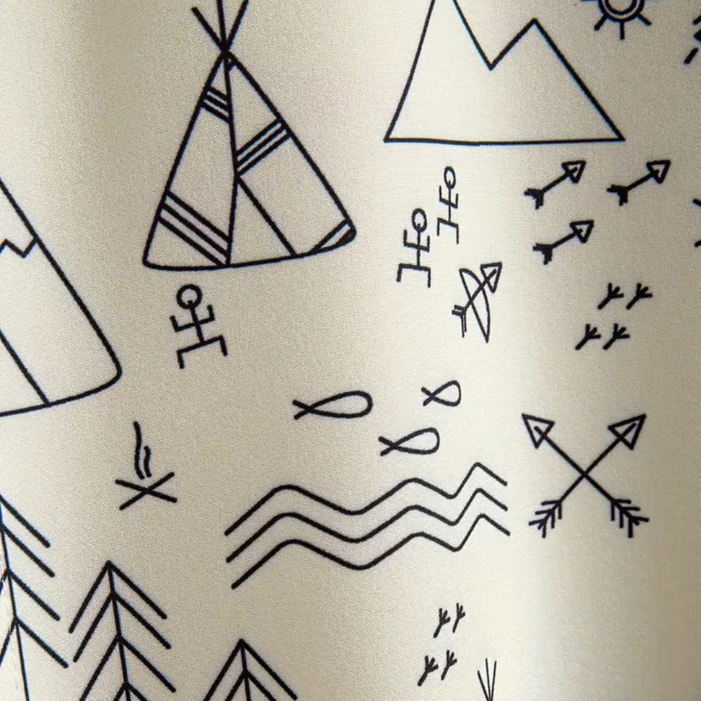Beige Duschvorhang mit schwarzen, minimalistischen Outdoor-Motiven wie Zelte, Berge und Pfeile.