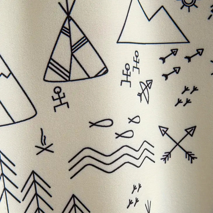 Beige Duschvorhang mit schwarzen, minimalistischen Outdoor-Motiven wie Zelte, Berge und Pfeile.