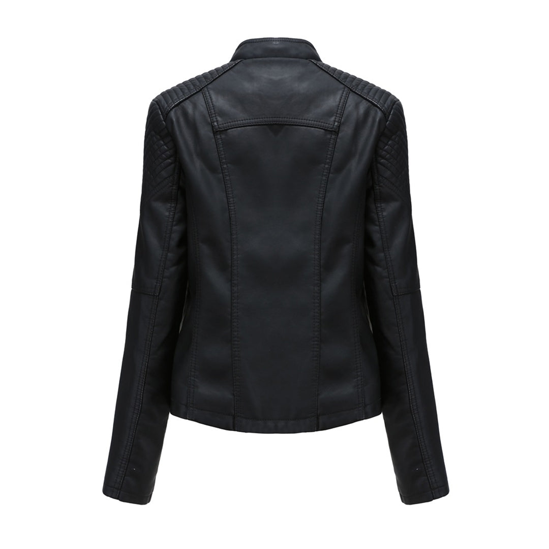 Schwarze Lederjacke Damen, Rückansicht, Biker-Stil, gesteppte Schultern, modisch, elegant