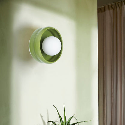 Grüne runde Wandleuchte aus Keramik, modernes Design, elegantes Wohnaccessoire.