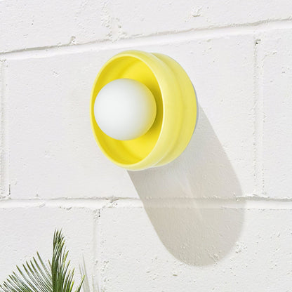 Gelbe runde Wandleuchte aus Keramik, modernes Design, elegante Innenbeleuchtung.