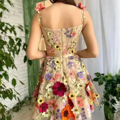 Feines Kleid mit Blumenstickerei und Trägern - Lila