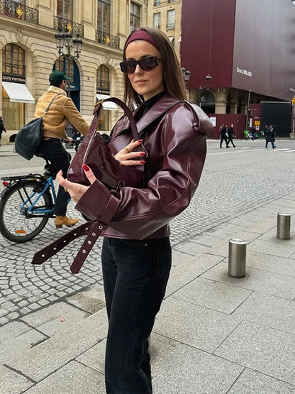 Kurze Damen Lederjacke in Kirschrot mit Reverskragen – Livana