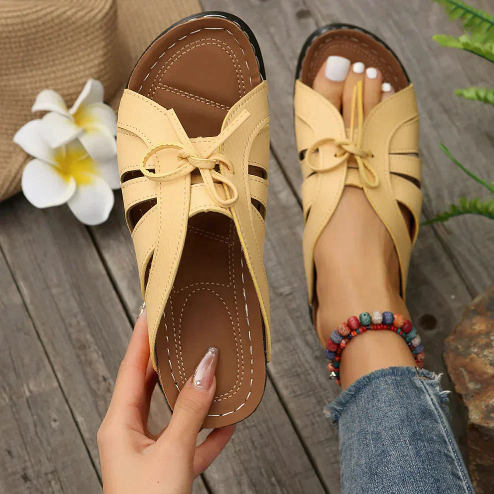 Orthopädische Wedgesandalen mit gewölbtem Knopf – Mirella